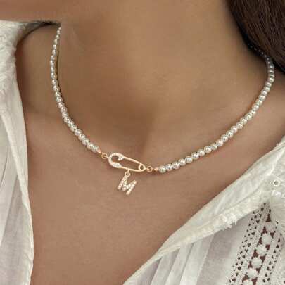 1件装时尚立方氧化锆镶嵌字母吊坠仿珍珠串珠项链，女士