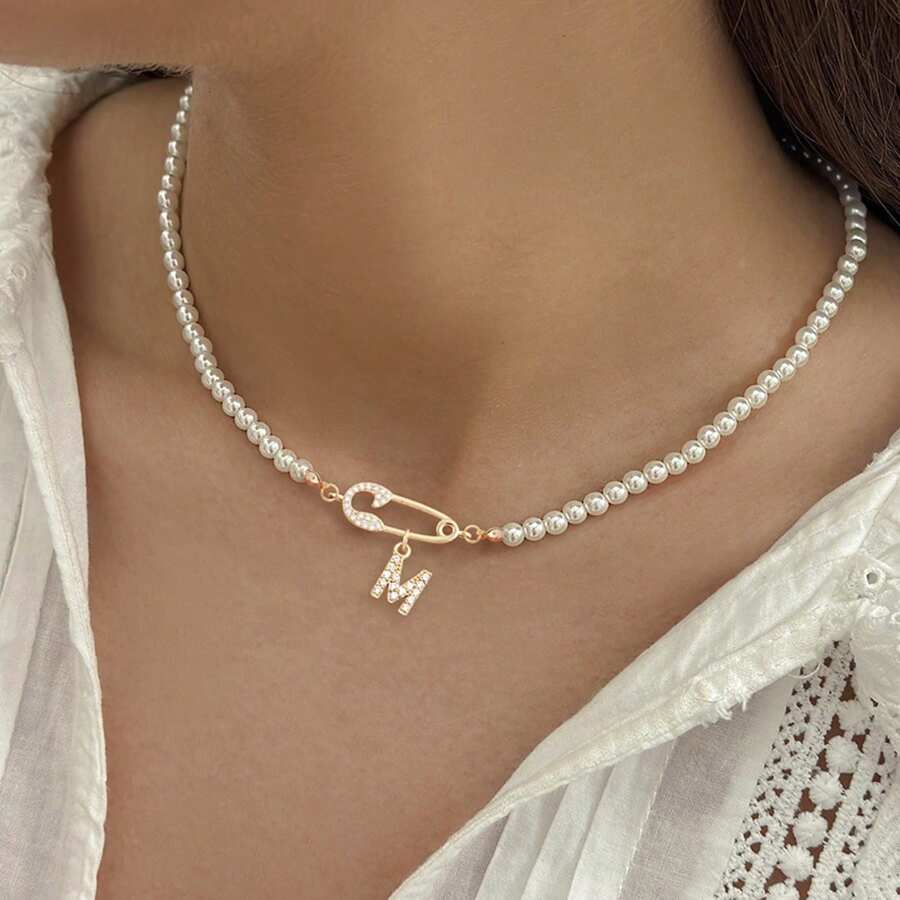 1件装时尚立方氧化锆镶嵌字母吊坠仿珍珠串珠项链，女士