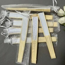 20/50/80/100 pièces Ventilateur en papier pliant élégant blanc personnalisé avec gravure, avec sac cadeau avec organza et fournitures de fête de mariage portables. Anti-moisissure, chic, mignon, personnalisé. Cadeaux idéaux pour lui, pour elle, petit ami, papa, petite amie, maman, famille, amis, salon de thé, maison, jardin, bureau, pour anniversaires, pour la Saint-Valentin, pour la fête des mères, pour les anniversaires, pour la fête des pères, pour la remise des diplômes, pour les mariages, pour le pendaison de crémaillère