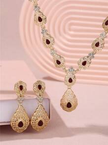 An Arabic-Style Set Of Fashionable And Popular Palace Hollow-Out Diamond-Inlaid Teardrop Pendant, Earrings, And Necklace Combo For Brides To Wear At Weddings, Banquets, Parties And Dance Parties.