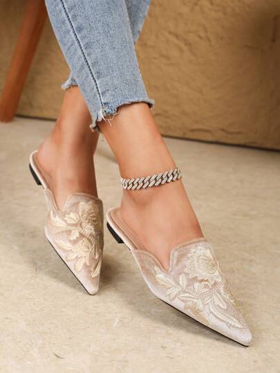 2025新款春季中国风刺绣尖头百搭复古平底凉鞋，女士夏季穿搭