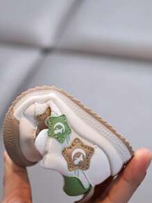 Zapatillas con para niños pequeños de primavera/otoño, parte superior de malla transpirable, suelas blandas antideslizantes, fácil de poner y quitar, zapatos para caminar para bebés, adecuados para niños y niñas de 0 a 4 años para uso diario con tacón plano
