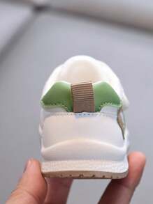 Zapatillas con para niños pequeños de primavera/otoño, parte superior de malla transpirable, suelas blandas antideslizantes, fácil de poner y quitar, zapatos para caminar para bebés, adecuados para niños y niñas de 0 a 4 años para uso diario con tacón plano