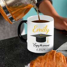 1 sztuka 11oz Graduation Season Name/Data Dostosowany Kolor-Zmieniający Wrażliwy Na Temperaturę Ceramiczny Kubek, Ceramiczny Kubek, Kubek Śniadaniowy, Spersonalizowany Kubek Do Kawy, Prywatny Ekskluzywny Kubek Na Wodę, Jest Najlepszym Wybór Na Prezenty, Prezenty Urodzinowe na Sezon Graduation, Prezenty Na Boże Narodzenie Na Święto Dziękczynienia