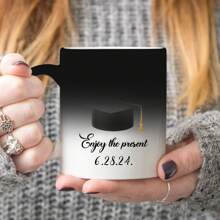 1 sztuka 11oz Graduation Season Name/Data Dostosowany Kolor-Zmieniający Wrażliwy Na Temperaturę Ceramiczny Kubek, Ceramiczny Kubek, Kubek Śniadaniowy, Spersonalizowany Kubek Do Kawy, Prywatny Ekskluzywny Kubek Na Wodę, Jest Najlepszym Wybór Na Prezenty, Prezenty Urodzinowe na Sezon Graduation, Prezenty Na Boże Narodzenie Na Święto Dziękczynienia