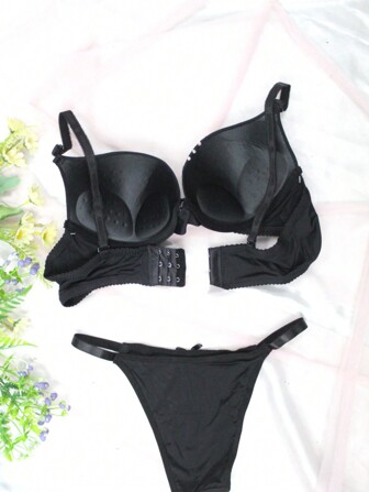 Coordinado de brasier y bikini, copa B, con un lindo diseño de pedrería, con un moño en el centro, alta comodidad