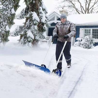 Schneeschaufel auf Rädern, Schneeschieber aus Aluminium mit verstellbarem U-förmigem Griff, 95x25 cm Schneeschild abgewinkelt, Schneeräumer für Gehwege, Komfortables Schneeräumen