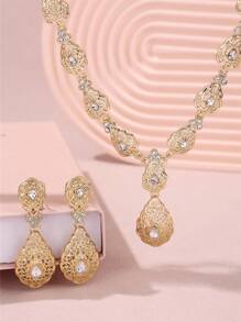 An Arabic-Style Set Of Fashionable And Popular Palace Hollow-Out Diamond-Inlaid Teardrop Pendant, Earrings, And Necklace Combo For Brides To Wear At Weddings, Banquets, Parties And Dance Parties.