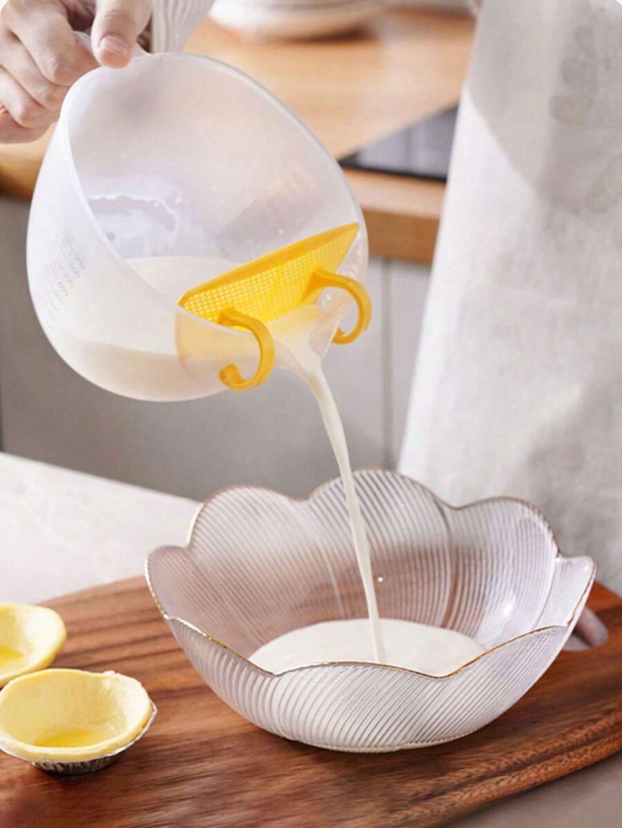 1pc Multifunctional Egg Liquid Measuring Cup With Strainer & Pour Spout, Home Rice Washing Filter Cup