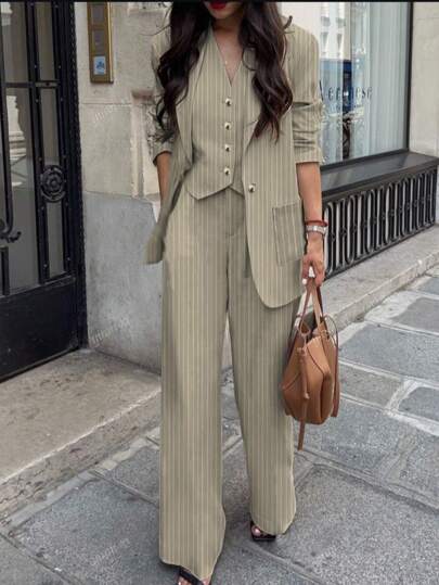 Completo casual da donna composto da giacca, pantaloni e gilet a righe, adatto per la primavera/estate