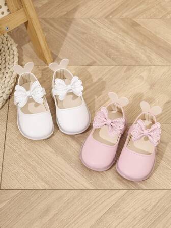 1 双女童白色 PU 平底鞋，带蝴蝶结装饰，钩环扣，适合室内和室外穿着，春夏季
