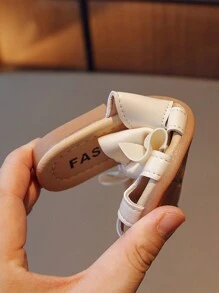 1 par de chinelos infantis antiderrapantes com fundo macio e laço em formato de coração, muito confortáveis e estilosos, adequados para o verão - Bege - Ver 7