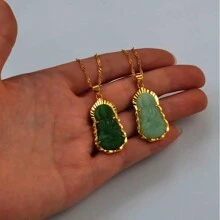 dollrinboy 1 pièce Pendentif collier 18 carats plaqué or de Guanyin Bouddha vert pour femmes et hommes, ornement bouddhiste amulette, avec chaîne plate de 3mm