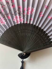 Ventaglio pieghevole in stile cinese con nappa, colore casuale. Anche lo stile delle costole di bambù è casuale. Ventaglio tradizionale cinese per uomini e donne. Adatto per luoghi panoramici, spettacoli di danza e come souvenir. Lo stile delle costole di bambù è casuale I migliori regali