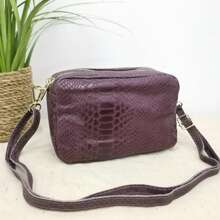 Bolsa, Bolsa de Ombro, Carteira. Design com Zíper Duplo. Feito de Couro Genuíno, Apresentando um Padrão de Crocodilo Vintage de Cor Sólida. Feito na Itália. Nova Bolsa de Ombro Feminina, Bolsa Carteiro Preta da Moda, Clutch Casual Feminina