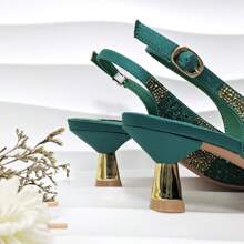 女士鞋履和包袋套装，采用高温钻石细节设计，尖头高跟穆勒鞋，配以彩色条纹，装饰链带