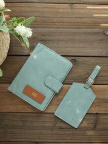Takeoak 2 PEÇAS Pacote de Presente Porta-passaporte Personalizado com Etiqueta de Bagagem Conjunto Personalizado Caixa de Presente de Viagem Monograma Dourado Camurça Conjunto de Capa de Passaporte de Couro Fosco Personalizado Etiquetas de Bagagem Acessórios de Viagem Personalizada Presente de Viagem Elegante Caixa de Presente Personalizada Presente de Natal e Férias para Família, Amigos, Material Escolar, Volta às Aulas, para Escritório, para Escola, para Sala de Aula, para Presentes de Professor, para Universidade, para Colega, para Quartos Universitários, para Professor, para Meninos e Meninas, para Adolescentes, Estudantes do Ensino Médio, Estudantes do Ensino Fundamental, Estudantes do Ensino Médio, Estudantes Universitários, Calouro, Segundo Ano, Estudantes de Baixo Nível
