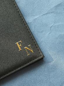 Takeoak 1 pièce Couverture de passeport personnalisée en or avec initiales, porte-passeport monogramme or personnalisé, accessoires de voyage personnalisés, cadeau de voyage fait main minimal pour documents et cartes pour amis et famille