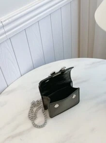 秋冬季新款时尚迷你方包，五金蝴蝶结装饰，翻盖开口，金属双链，小容量轻便简约斜挎包。适合女性日常生活休闲学生使用的零钱包