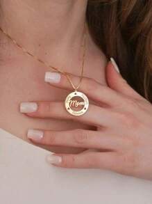 1 件时尚圆形心形镂空设计，可自定义文字，日期标签，不同链条可供选择配件，项链采用 18k 镀金不锈钢制成，装在精致的高端礼品盒中，可作为母亲节或情人节礼物送给亲人