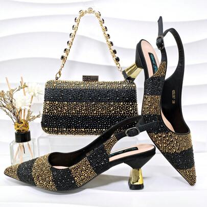 Conjunto de Sapatos e Bolsa Feminina - Salto Alto Pontiagudo com Tiras, Confeccionado com Strass Premium Hot-Fix, Bolsa com Listras Multicoloridas em Contraste e Corrente de Strass