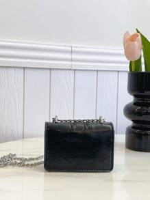 秋冬季新款时尚迷你方包，五金蝴蝶结装饰，翻盖开口，金属双链，小容量轻便简约斜挎包。适合女性日常生活休闲学生使用的零钱包