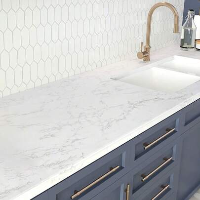 1 rulle, marmor tapet, vitguld marmor heminredning tapet kontaktpapper skalbar och självhäftande bänkskivor för köksbänkskivor kontaktpapper vattentät avtagbar matt marmor väggklistermärken för badrum bänkskiva bord möbler rumsinredning väggdekor badrumsinredning sovrumsinredning rumsdekoration saker vardagsrumsinredning husinredning heminredning vardagsrumstapet