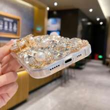 Étui strass diamant pour iPhone 16/15/14/13/12/11. Étui de luxe 3D avec papillon et fleurs scintillants en cristal strass. Idéal pour les filles, les femmes, les enfants. Cadeau pour la famille, les amis, les enfants, les anniversaires, le printemps, les vacances, les petits amis, la Saint-Valentin