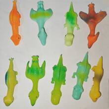 2/5/8 sztuk Slingshot Dinosaur Finger Toys, Mini Gumowe Zabawki Slingshot Dinosaur Finger, Nagrody, Latające Gry Party Gifts, Zabawne Prezenty Prank Na Urodziny Świąteczne Prezenty Wypełniające Skarpety Prezenty Lepkie Ściany Katapulty Zabawki Dla Dzieci i Dorosłych, Zabawna Gra Imprezowa, Losowa - Wielokolorowe - Zobacz 9