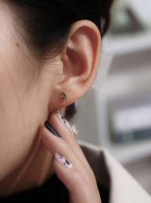 BALMORA 1 paire de boucles d'oreilles de luxe élégantes en argent sterling 925 avec émeraude à quatre griffes et zircone cubique. Cadeau simple pour femmes, soirée et meilleures amies