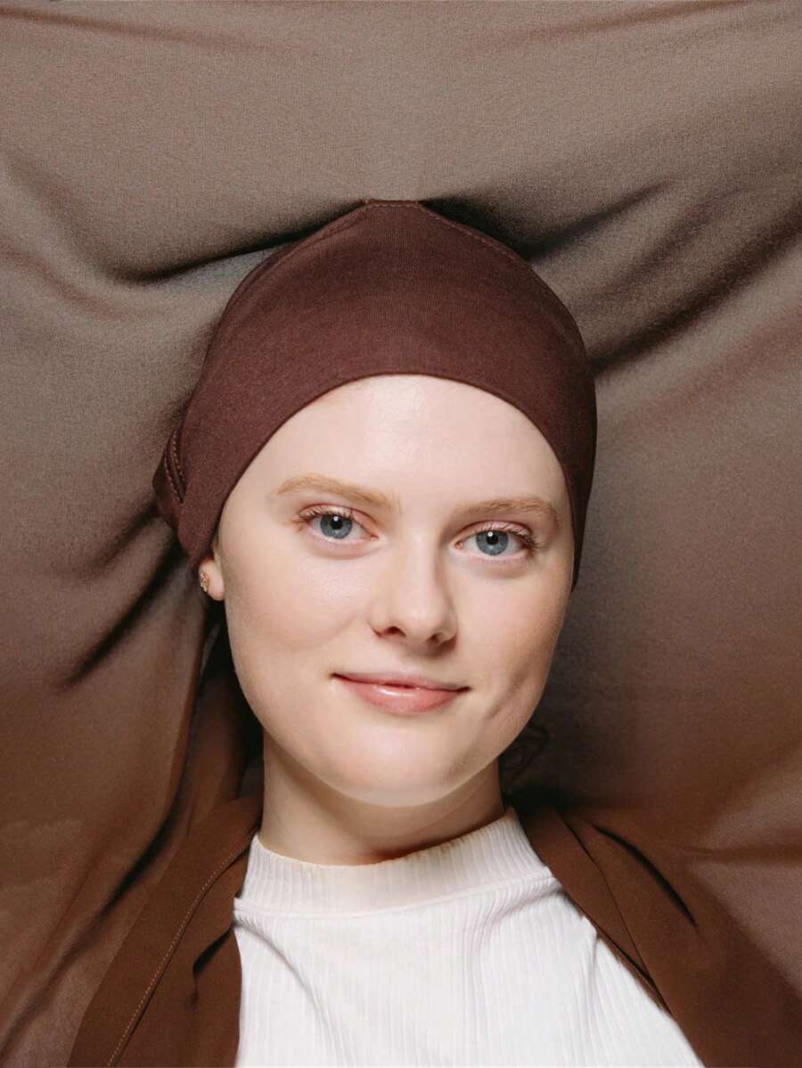 حجاب سريع قطعة واحدة مع غطاء داخلي. مثالي للمرأة المسلمة المشغولة في الدراسة والعمل والأعمال المنزلية. وشاح من الشيفون وغطاء داخلي من قماش ناعم للغاية وصديق للبشرة ومنفذ للهواء. - قهوة بني - مشاهدة 1