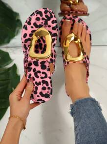 女士豹纹印花一脚蹬人字拖，金属扣装饰舒适平底沙滩凉鞋