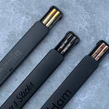 1 Pair Custom Personalized Monochrome Iridescent Lettering Stainless Steel Chopsticks, Convenient For Travel, Gatherings, No Storage Case Only Chopsticks,Multi-Functional,Durable,Ornamental,Reusable,Adorable,High-Quality,Cute,Modern,Custom,Personalized,Unique,Office,School,Home