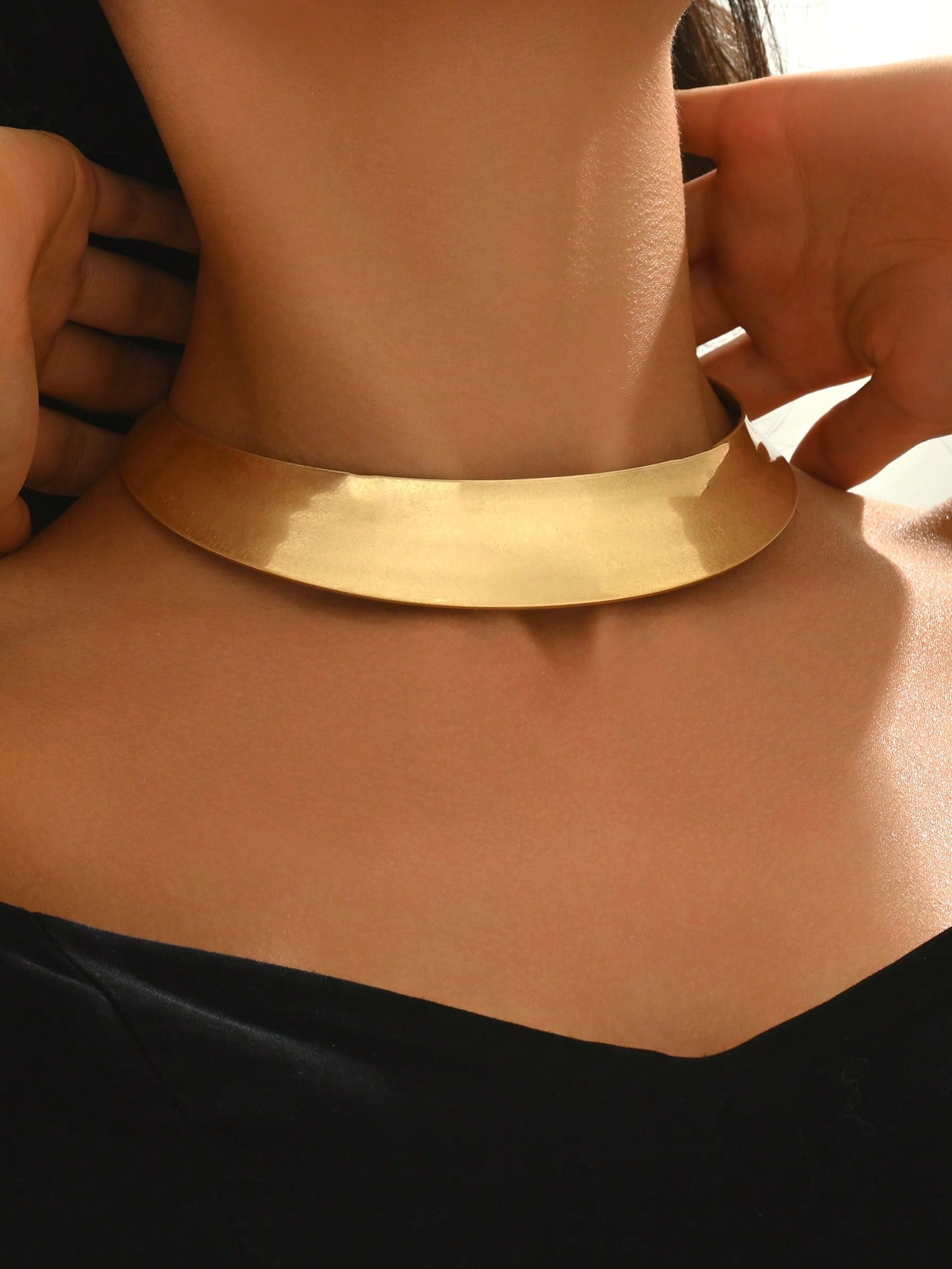 Minimalist choker necklace