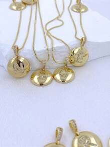 Initial Letter Medal Necklace With Studded Zirconias, Anti-Allergic, 18k Gold Plated - 金色 - 查看 5