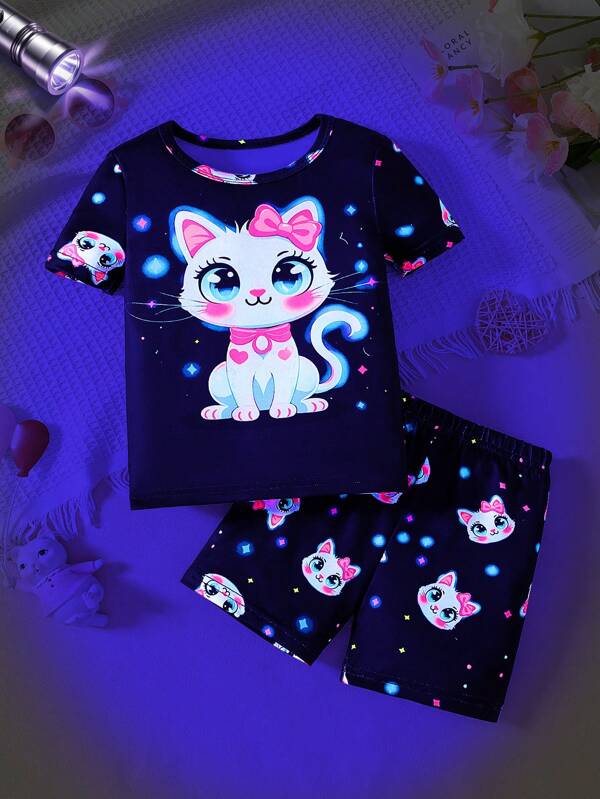 Conjunto de pijama de niñas y niñas pequeñas con top de manga corta y pantalones cortos con estampado de gato de dibujos animados que brilla en la oscuridad (solo brilla bajo luz UV)