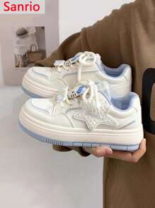 Sanrio 1 Pezzo Scarpe sportive casual in pelle con lacci e superficie in KT Cat di Sanrio, bianche, traspiranti, multifunzionali e per donne