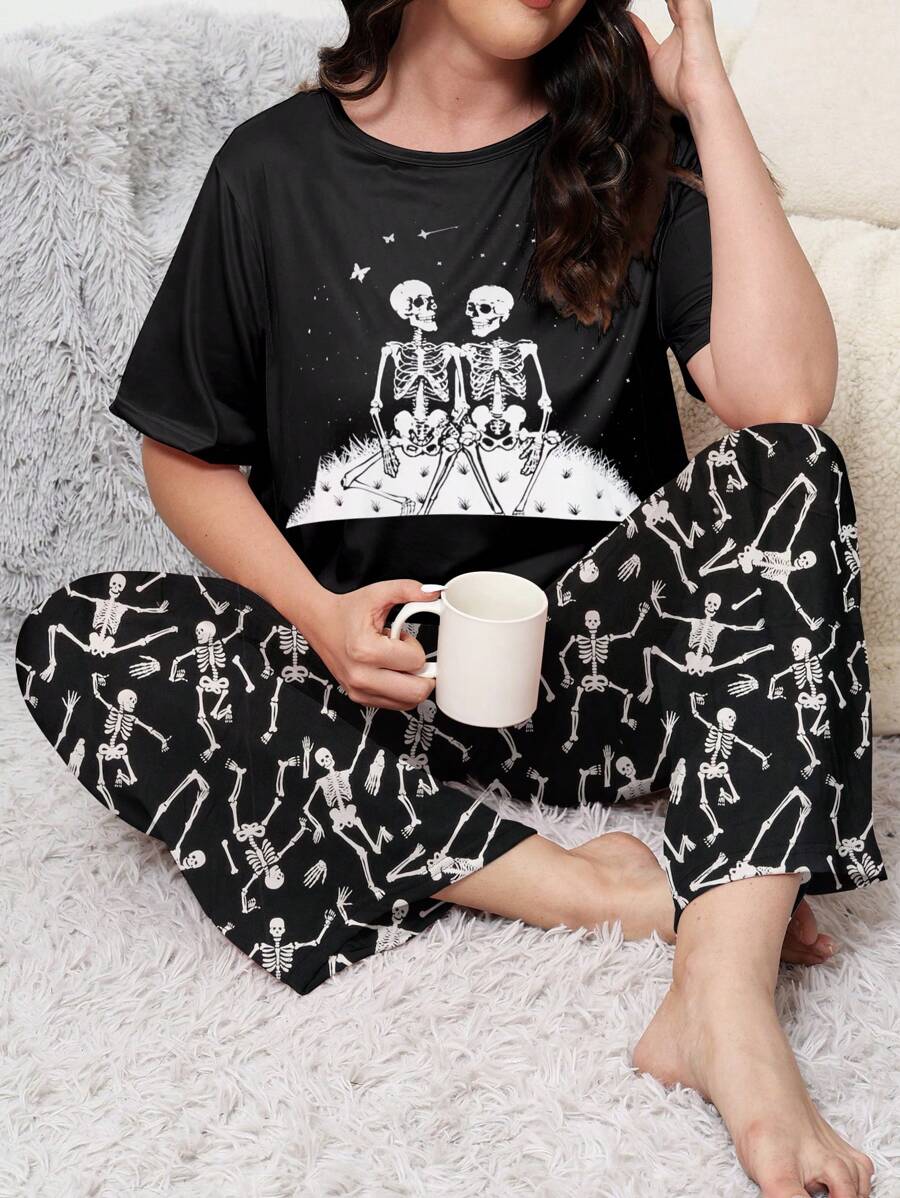 Set de pijamale confortabile pentru femei, mărime plus, tricou cu mânecă scurtă cu imprimeu de schelete de Halloween și pantaloni de lenjerie, costum din 2 piese - Multicolor - Vizualizare 1