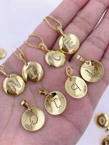 Initial Letter Medal Necklace With Studded Zirconias, Anti-Allergic, 18k Gold Plated - 金色 - 查看 2