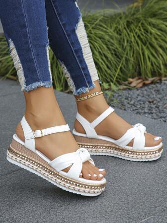 大码女式夏季新款时尚优雅白色扭结露趾铆钉带坡跟厚底凉鞋，舒适百搭，适合日常搭配连衣裙
