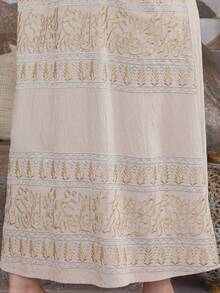 2026新款斋月传统优雅刺绣金/银阿拉伯女式长袍，带流苏、V领、开衩下摆和中长袖 - 杏色 - 查看 11