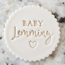 Personalize o texto com 2 cortadores de decoração de bolo em formato de biscoito, modelos de bolo de açúcar DIY, molde de emboss de nome de bolo de casamento em argila/fondant, carimbo emboss de biscoito/bolacha feito à mão, multifuncional, durável, anti-mofo, ornamental, reutilizável, requintado, estiloso, de alta qualidade, fofo, moderno, personalizado, único, presentes ideais para ele, presentes ideais para ela, namorado, namorada, pai, mãe, família, amigos, filho, filha, crianças, cozinha, sala de jantar, quarto, escritório, sala de estar, casa, jardim, sala de chá, para aniversários, para casamentos, para aquecimento de casa, para formatura