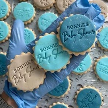 Personalize o texto com 2 cortadores de decoração de bolo em formato de biscoito, modelos de bolo de açúcar DIY, molde de emboss de nome de bolo de casamento em argila/fondant, carimbo emboss de biscoito/bolacha feito à mão, multifuncional, durável, anti-mofo, ornamental, reutilizável, requintado, estiloso, de alta qualidade, fofo, moderno, personalizado, único, presentes ideais para ele, presentes ideais para ela, namorado, namorada, pai, mãe, família, amigos, filho, filha, crianças, cozinha, sala de jantar, quarto, escritório, sala de estar, casa, jardim, sala de chá, para aniversários, para casamentos, para aquecimento de casa, para formatura
