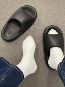 Modische Ganzjahres-Herrenschuhe aus weichem, leichtem und bequemem EVA-Material, schwarze vielseitige Hausschuhe, Indoor-Lässig-Slides, wasserresistent, rutschfest, geruchsresistent, Paar-Hausschuhe