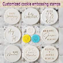 Personalize o texto com 2 cortadores de decoração de bolo em formato de biscoito, modelos de bolo de açúcar DIY, molde de emboss de nome de bolo de casamento em argila/fondant, carimbo emboss de biscoito/bolacha feito à mão, multifuncional, durável, anti-mofo, ornamental, reutilizável, requintado, estiloso, de alta qualidade, fofo, moderno, personalizado, único, presentes ideais para ele, presentes ideais para ela, namorado, namorada, pai, mãe, família, amigos, filho, filha, crianças, cozinha, sala de jantar, quarto, escritório, sala de estar, casa, jardim, sala de chá, para aniversários, para casamentos, para aquecimento de casa, para formatura