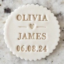 Personalize o texto com 2 cortadores de decoração de bolo em formato de biscoito, modelos de bolo de açúcar DIY, molde de emboss de nome de bolo de casamento em argila/fondant, carimbo emboss de biscoito/bolacha feito à mão, multifuncional, durável, anti-mofo, ornamental, reutilizável, requintado, estiloso, de alta qualidade, fofo, moderno, personalizado, único, presentes ideais para ele, presentes ideais para ela, namorado, namorada, pai, mãe, família, amigos, filho, filha, crianças, cozinha, sala de jantar, quarto, escritório, sala de estar, casa, jardim, sala de chá, para aniversários, para casamentos, para aquecimento de casa, para formatura