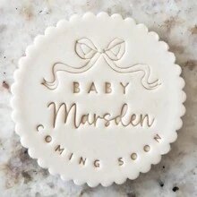 Personalize o texto com 2 cortadores de decoração de bolo em formato de biscoito, modelos de bolo de açúcar DIY, molde de emboss de nome de bolo de casamento em argila/fondant, carimbo emboss de biscoito/bolacha feito à mão, multifuncional, durável, anti-mofo, ornamental, reutilizável, requintado, estiloso, de alta qualidade, fofo, moderno, personalizado, único, presentes ideais para ele, presentes ideais para ela, namorado, namorada, pai, mãe, família, amigos, filho, filha, crianças, cozinha, sala de jantar, quarto, escritório, sala de estar, casa, jardim, sala de chá, para aniversários, para casamentos, para aquecimento de casa, para formatura
