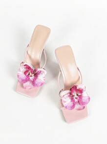 Elegantes sandalias de tacón alto de dama de punta cuadrada blancas con decoración floral 3D en rosa, tacón de aguja adecuado para uso al aire libre, viajes y eventos