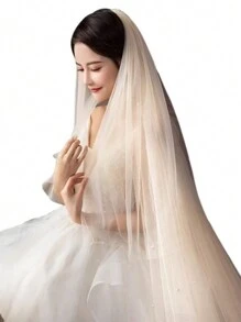 1件双层薄纱长款新娘头纱，饰有大小不一的人造珍珠，配有金属梳子，教堂式长拖地头纱，情人节配饰