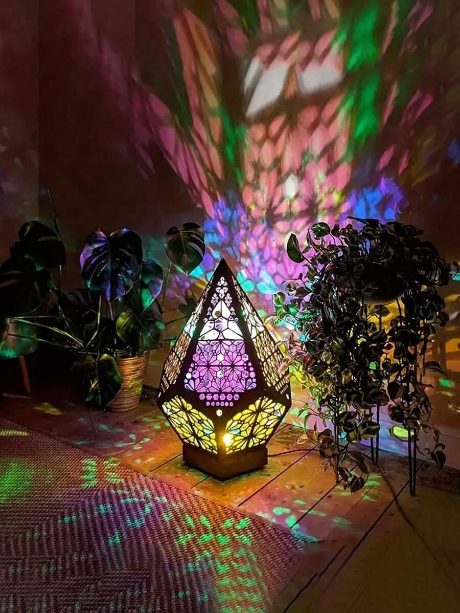 1 buah Lampu Malam LED Gaya Bohemian - Bertenaga USB, Proyeksi Langit Berbintang 3D, Pola Geometris Berwarna-warni, Efek Pencahayaan Multi-Warna Dekoratif, Cocok untuk Kamar Tidur, Ruang Tamu, Suasana Pesta, Tidak Membutuhkan Baterai, Dekorasi Ruang Tamu | Proyeksi Berwarna-warni | Desain Energik, Lampu Dinding Kamar Tidur (Catatan: Bahan Plastik. Harap jemur di tempat berventilasi selama 1-3 hari setelah pembelian)